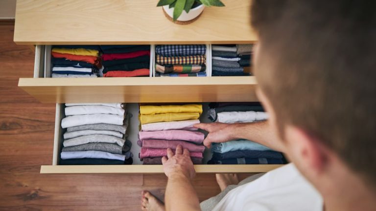 Cómo ordenar el armario: 15 consejos y trucos para organizarlo