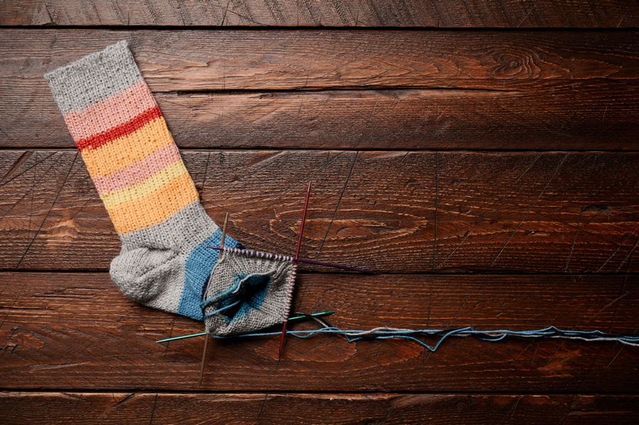 Cómo tejer calcetines a dos agujas para principiantes: Una guía para hombres