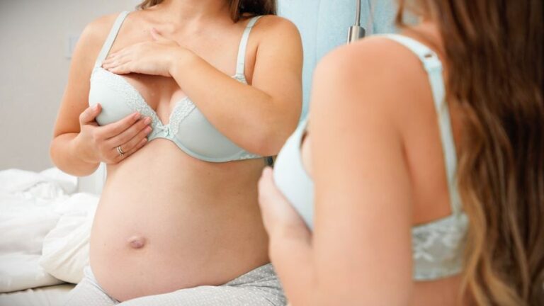 Mujer embarazada con sujetador