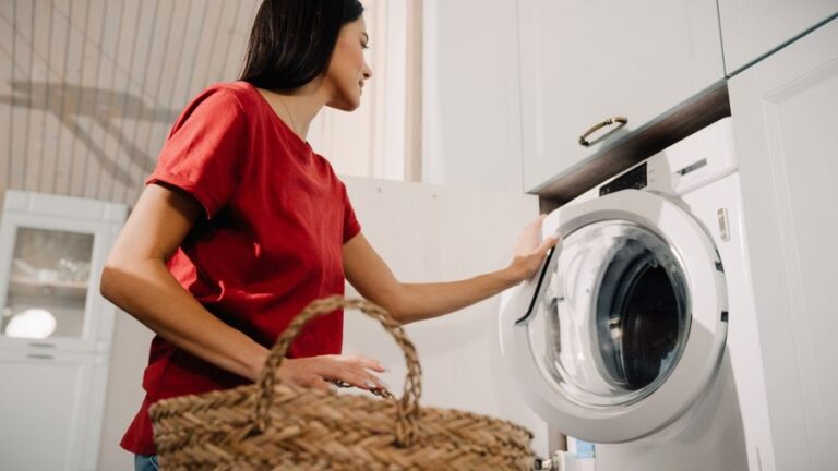 mujer con lavadora