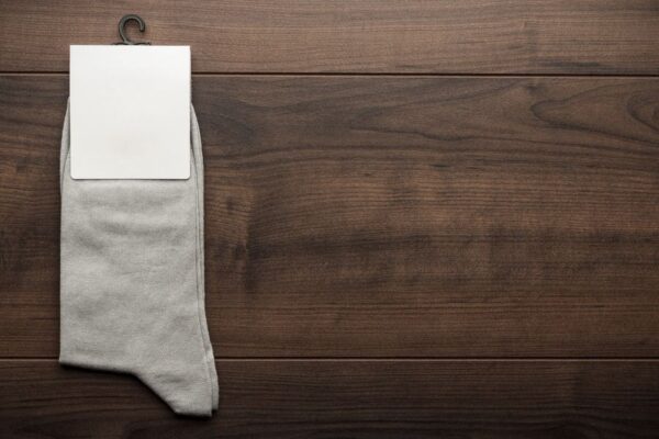 Cómo combinar calcetines altos grises para hombres: Estilo y comodidad para tu look